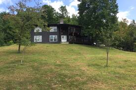 Campbellsville House | Hilltop Hideaway