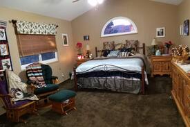 Running Springs House | 2-4 guests King Room own deck.10 min Snow Valley