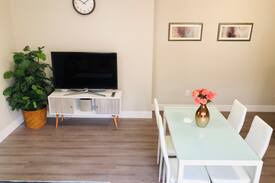 White Rock House | New Modern 2 Bedroom Suite near White Rock Beach