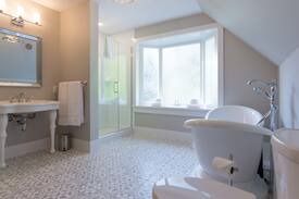 North Cowichan Hotel | Luxurious Maple Bay Manor : Woodcote Suite