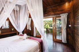 Mushroom Bay Villa | Near The Beach and Super Cozy