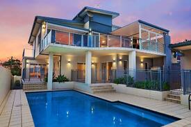 Wamberal House | CASA DEL MAR - POOL, 100m to Beach, 6 Bedrooms