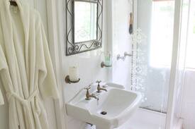 Pine Gardens House | Pearl Suite in the Hummingbird Apartment