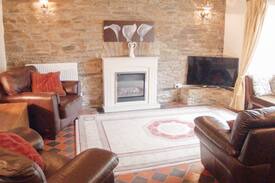 Newcastle Emlyn House | THE FARMHOUSE, family friendly in Newcastle Emlyn , Ref 958354
