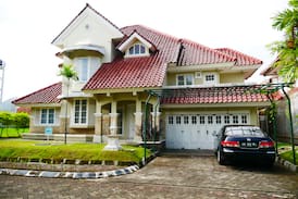 Ngaglik House | Puri Pesona Merapi - Large Mansion (8-10 guests)