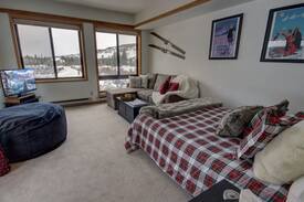 Mountain House Apartment | Slopeside 2746, walk to the lifts, FREE WIFI, quick access, HOT TUB By SummitCov