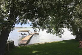 Chestermere House | LAKE FRONT RETREAT- private dock, fire pit & more!