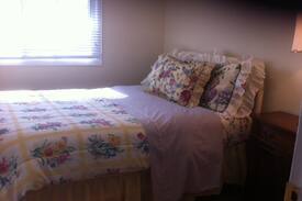 Niagara Falls House | Niagara Falls - Double Bed in a Sunlit Room