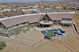 Windhoek Bed & Breakfast | Namibia Villa Zula B&B - Queen Honey Bee (#1)
