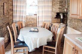Newcastle Emlyn House | THE FARMHOUSE, family friendly in Newcastle Emlyn , Ref 958354