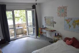 Friedrichshain-Kreuzberg Apartment | Bright Parkside Kreuzberg Hub