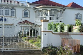 Greenwood House | Flamingo Beach Villa
