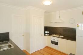 East Rockingham House | Island View Beach House - Premium Beach Front