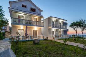 Amoudi Apartment | Villa Antoni Beachfront Apt FS4