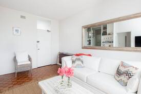 Bronte Apartment | Bronte Beach Pad, 5min walk to two beaches!
