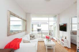 Bronte Apartment | Bronte Beach Pad, 5min walk to two beaches!