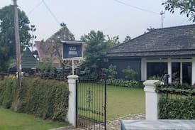 Cisarua Villa | Vila Anisa jalan raya puncak Cisarua
