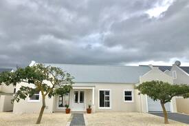 Westcliff House | Moorings House - Close to Whale Watching