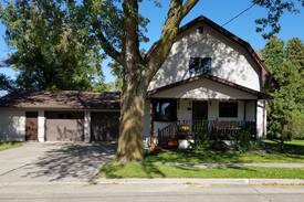Monona House | Monona Guesthouse, in town with a country view