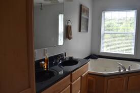 Batesville House | Castle on the Court-Spacious convenient 5BR 4.5 BA
