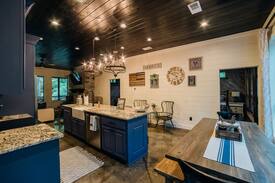 Pickens Cabin | 5+ Bedroom Modern Farmhouse Cabin - Aspen Creek Lodge is a relaxing retreat tucked away in the Towering Pines of Timber Creek Trails.