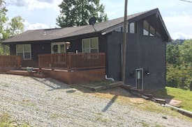 Campbellsville House | Hilltop Hideaway