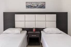 Amoudi Apartment | Villa Antoni Beachfront Apt FS4