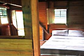 Wotten Waven Cabin | Tia's Cottages: Tree-house with 1 double bed