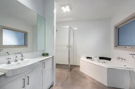 Hahndorf House | Two Bedroom Spa Unit – 2 Queens Adults Only