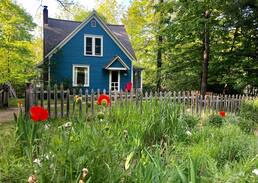 Frankfort Cabin | Bluebird Cottage - walk to beach & Main St.