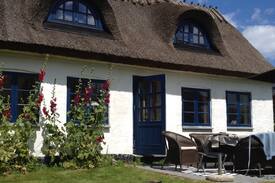Rodvig Stevns House | "Kridtly" charmerende bondehus ved Stevns Klint