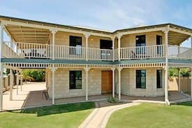 East Rockingham House | Island View Beach House - Premium Beach Front