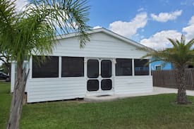 Long Mott Cabin | Seadrift Pelican House, Bird Watching Paradise!