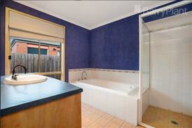 Hoppers Crossing House | Affordable resort style accommodation - 3