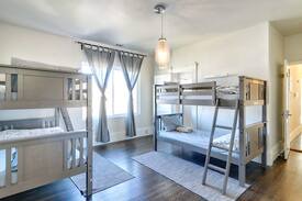 Oakland House | (F82) 25 min to SF - Stay at The Lincoln Hostel!