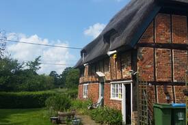 Swanbourne Cabin | Gorgeous and cosy thatched cottage