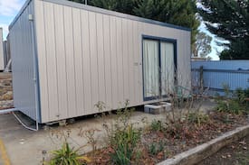 Goulburn Cabin | Willows Caravan Park Self contained New Cabin