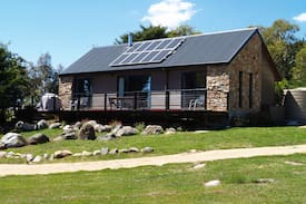 Jindabyne Cabin | RUNWAY VIEW COTTAGE at TOUCHDOWN COTTAGES