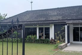 Cisarua Villa | Vila Anisa jalan raya puncak Cisarua