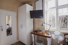 Fresnaye Bed & Breakfast | Ashby Manor Guest House - Standard Double Room next to dining room with shared bathroom