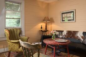 Cat Spring House | Charming 2BD Bungalow With Private Hot Tub