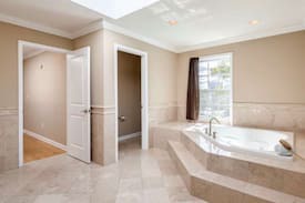 Fairmount House | Romantic Penthouse Getaway with Jacuzzi