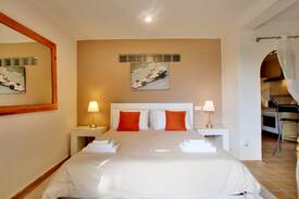 San Pedro de Alcantara House | The James Hunt Suite