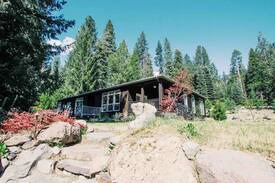 Mount Shasta House | Guru Shasta 4x Twin Suite + Private Bath