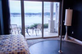 Lake Delton Apartment | JACUZZI.Patio LAKEFRONT