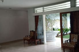 Cisarua Villa | Vila Anisa jalan raya puncak Cisarua