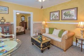 Downtown Dunedin Apartment | PLANTATION · Plantation MERANOVA APT B&B POOL MAIN st DUNEDIN!