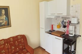 Gross Glienicke House | Ferienhaus Rückert (Potsdam OT Groß Glienicke), Ferienhaus 36 qm, Wohnraum mit Miniküche, Schlafraum, DU/WC, Terrasse