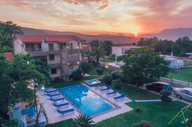 Radanovici Apartment | Cozy Apartment With Pool, Jacuzzi and Terrace