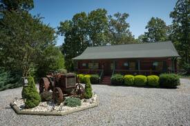 Rutherfordton Cabin | 8 Min to TIEC!! 3/2 Cabin 4 Acres - Dog Friendly